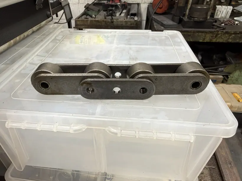 Assembled conveyor segment with two roller pairs joined by side links and a centre link plate.